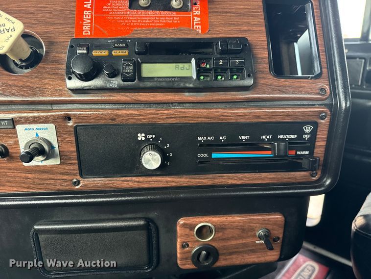 image for item EG1901 1999 Freightliner semi truck