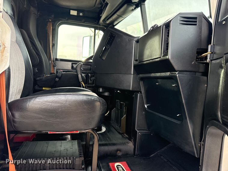 image for item EG1901 1999 Freightliner semi truck