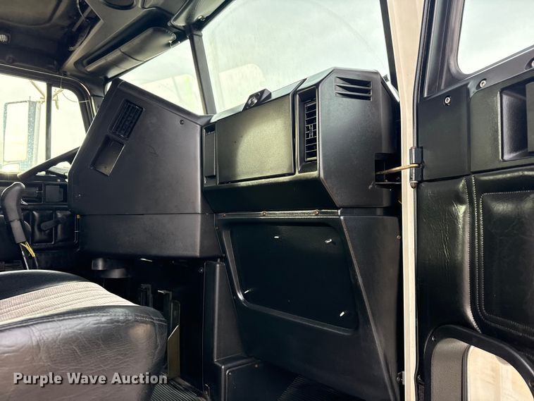 image for item EG1901 1999 Freightliner semi truck