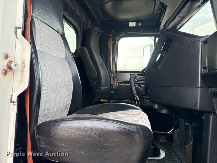 image for item EG1901 1999 Freightliner semi truck