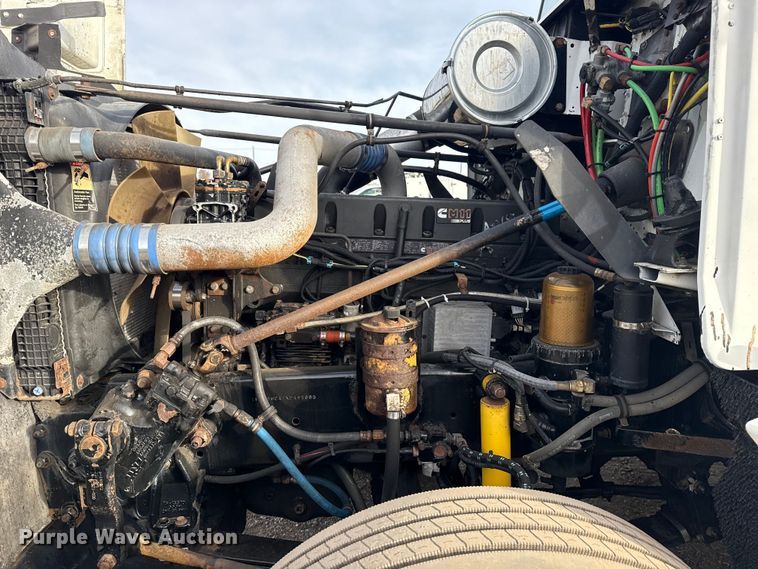 image for item EG1901 1999 Freightliner semi truck