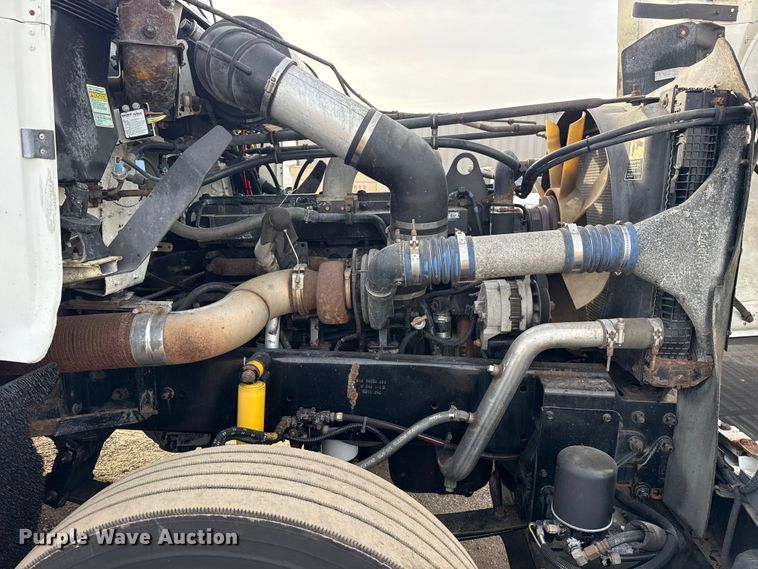 image for item EG1901 1999 Freightliner semi truck