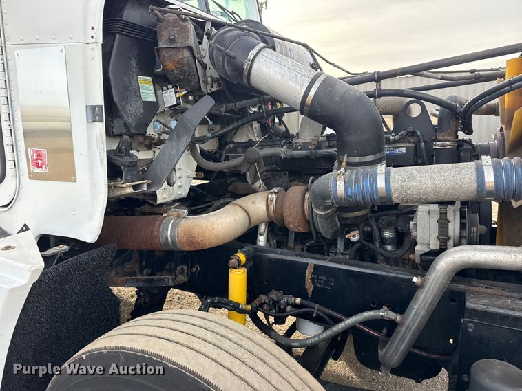 image for item EG1901 1999 Freightliner semi truck