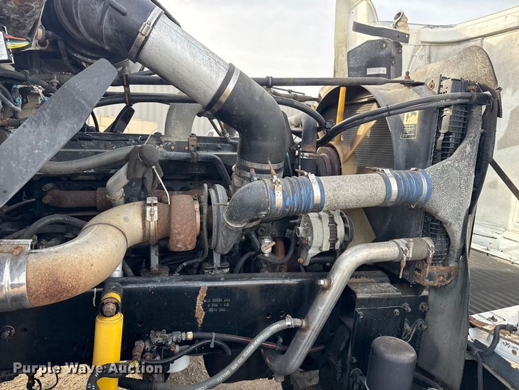 image for item EG1901 1999 Freightliner semi truck