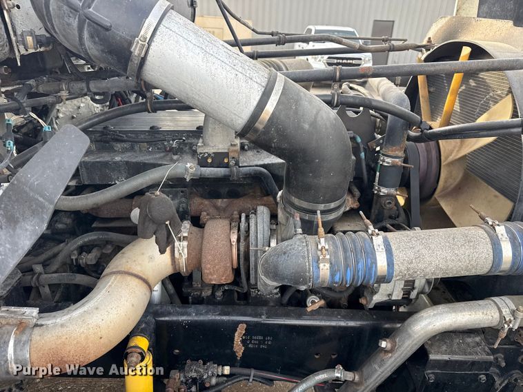 image for item EG1901 1999 Freightliner semi truck