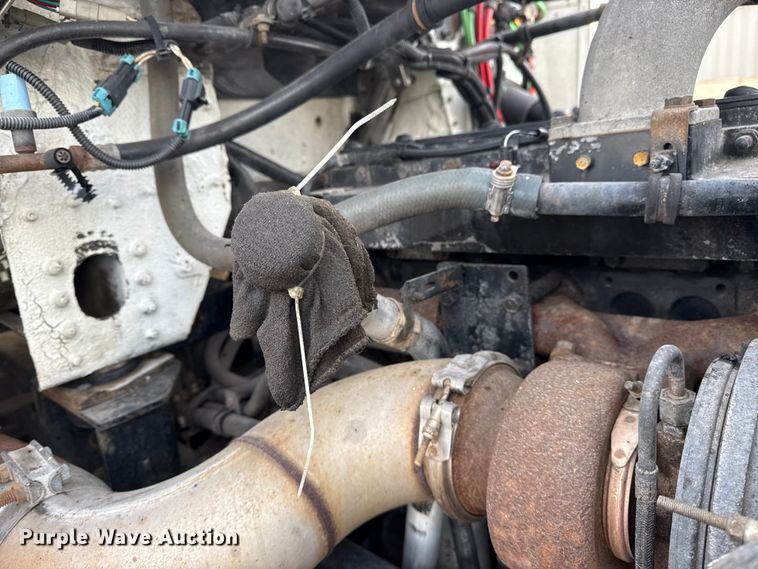 image for item EG1901 1999 Freightliner semi truck