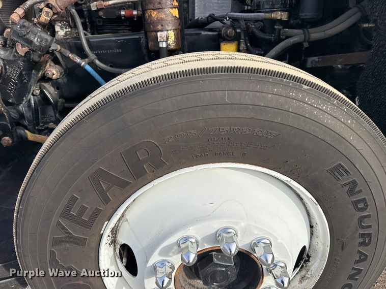 image for item EG1901 1999 Freightliner semi truck