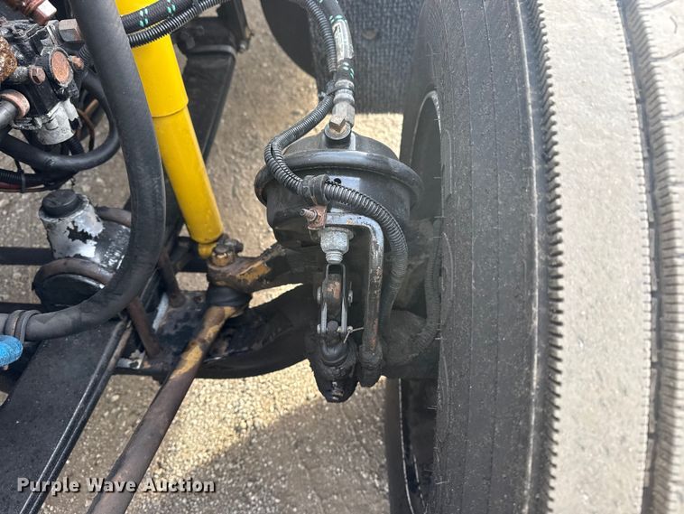 image for item EG1901 1999 Freightliner semi truck