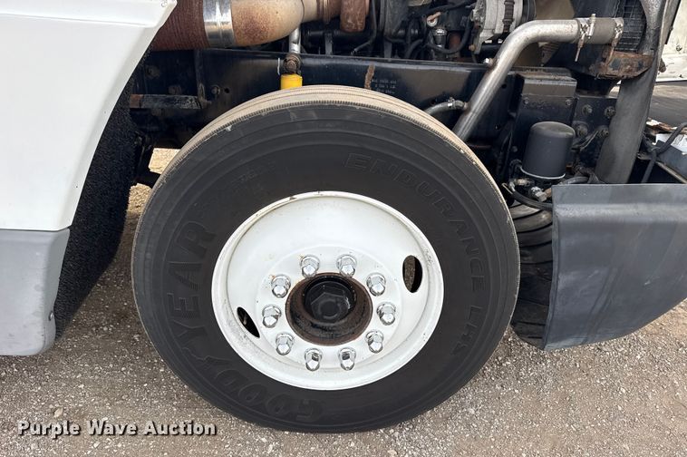 image for item EG1901 1999 Freightliner semi truck