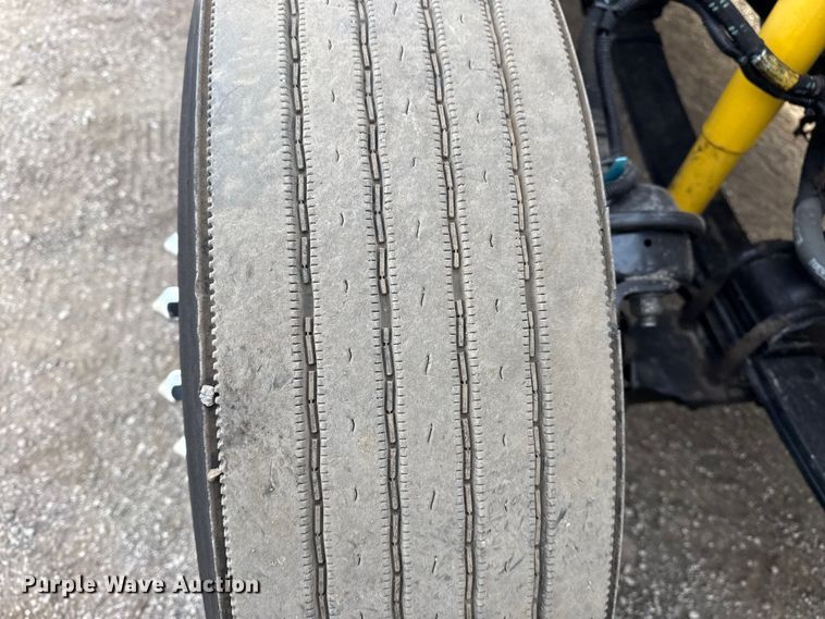 image for item EG1901 1999 Freightliner semi truck