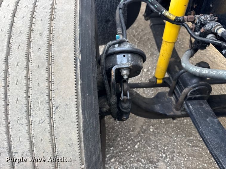 image for item EG1901 1999 Freightliner semi truck