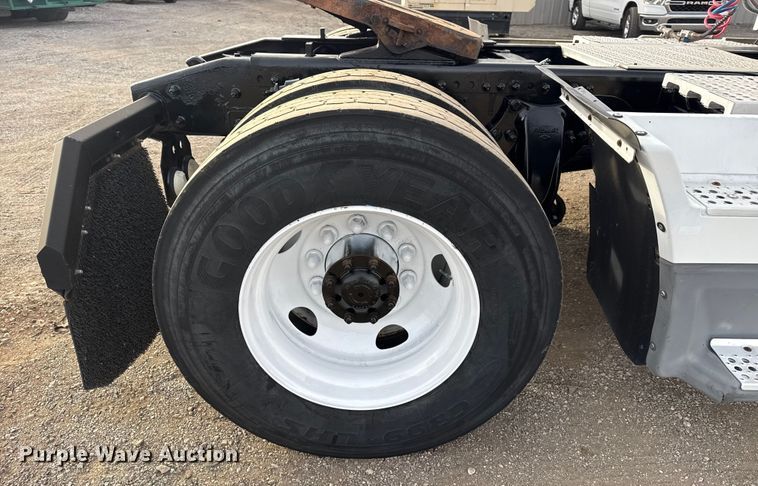 image for item EG1901 1999 Freightliner semi truck