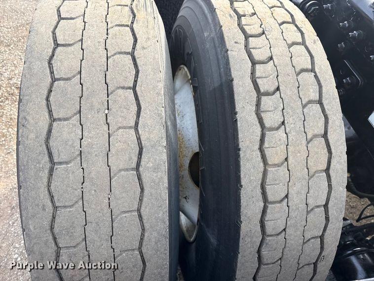 image for item EG1901 1999 Freightliner semi truck