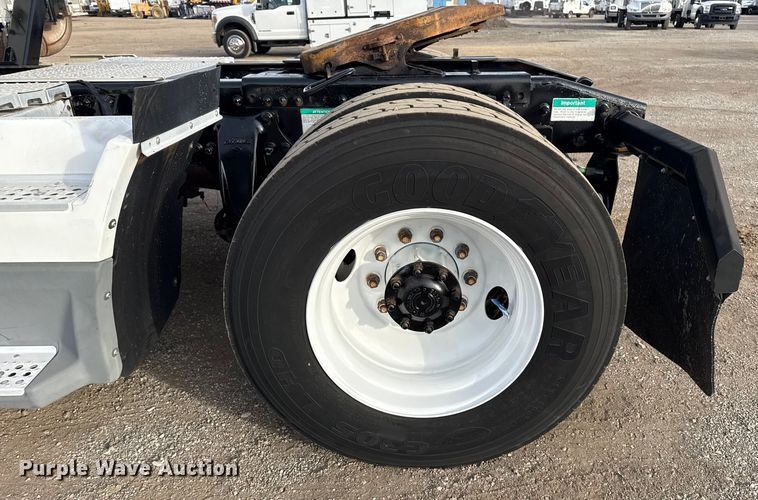 image for item EG1901 1999 Freightliner semi truck