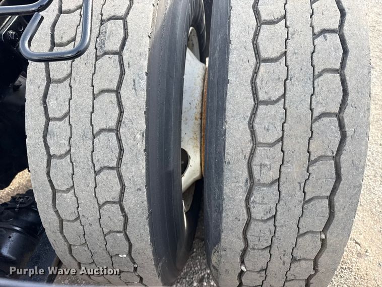 image for item EG1901 1999 Freightliner semi truck