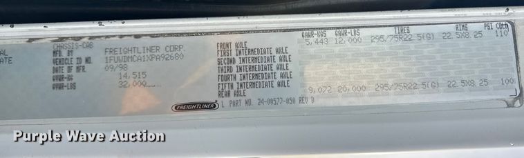 image for item EG1901 1999 Freightliner semi truck