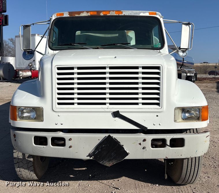 image for item EG8323 1994 International 4700 tank truck