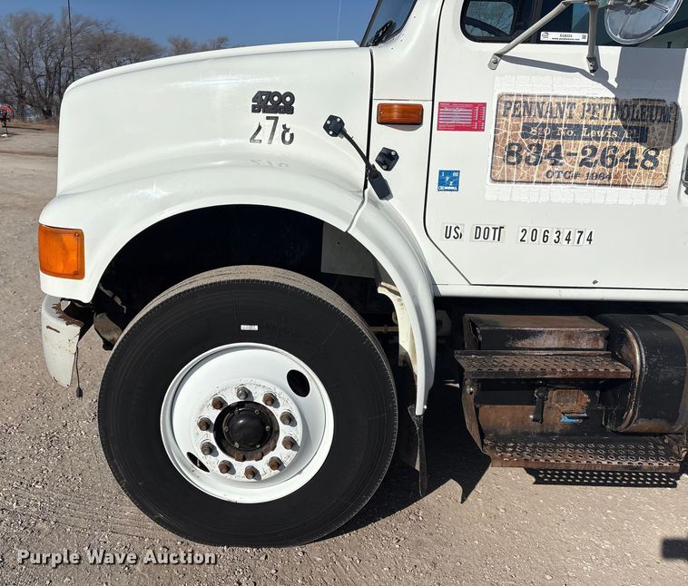 image for item EG8323 1994 International 4700 tank truck