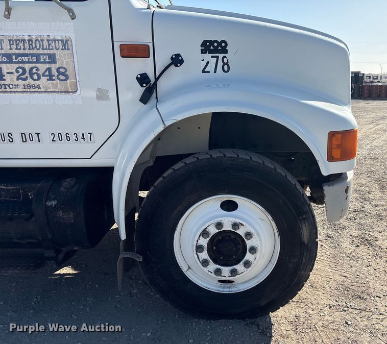 image for item EG8323 1994 International 4700 tank truck