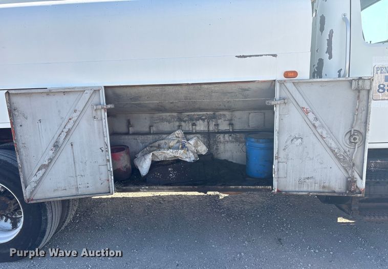 image for item EG8323 1994 International 4700 tank truck