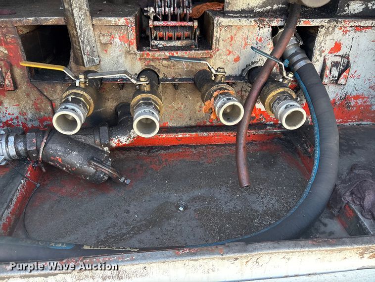 image for item EG8323 1994 International 4700 tank truck