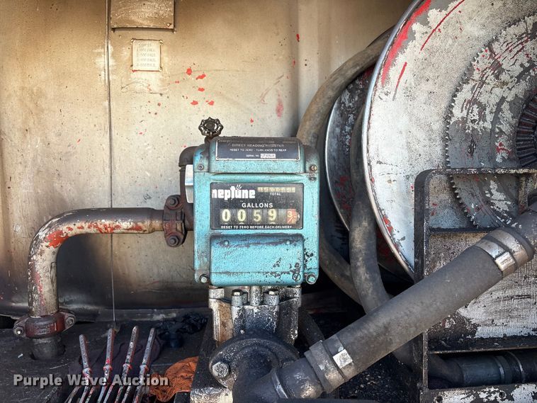 image for item EG8323 1994 International 4700 tank truck