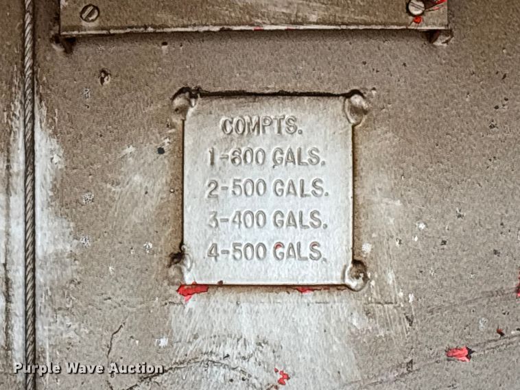 image for item EG8323 1994 International 4700 tank truck