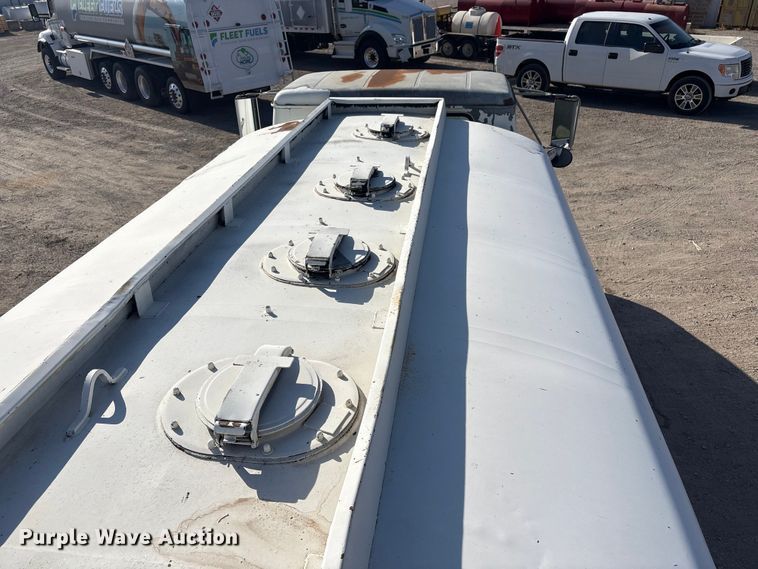 image for item EG8323 1994 International 4700 tank truck