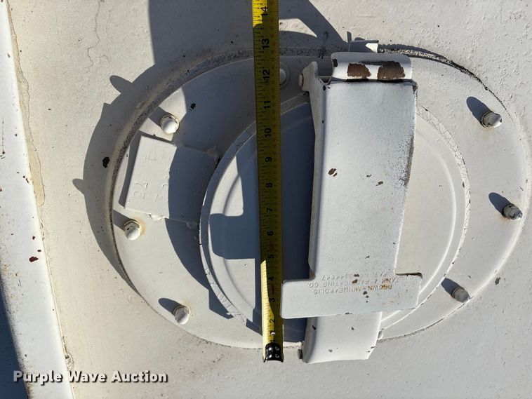 image for item EG8323 1994 International 4700 tank truck