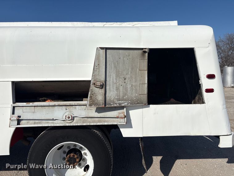 image for item EG8323 1994 International 4700 tank truck