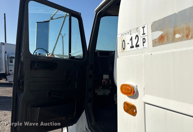 image for item EG8323 1994 International 4700 tank truck