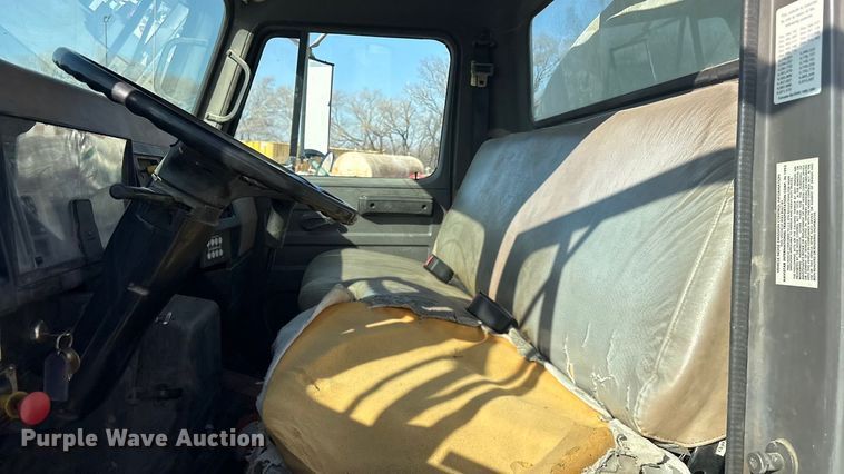 image for item EG8323 1994 International 4700 tank truck