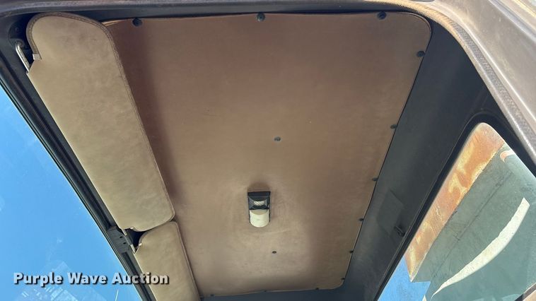 image for item EG8323 1994 International 4700 tank truck