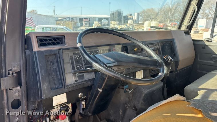 image for item EG8323 1994 International 4700 tank truck