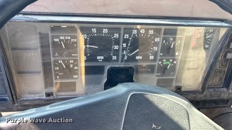 image for item EG8323 1994 International 4700 tank truck