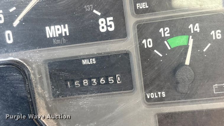 image for item EG8323 1994 International 4700 tank truck