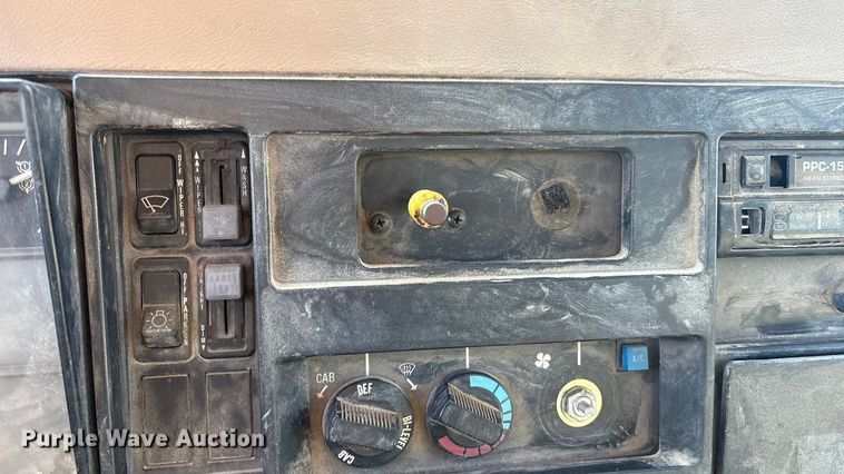 image for item EG8323 1994 International 4700 tank truck