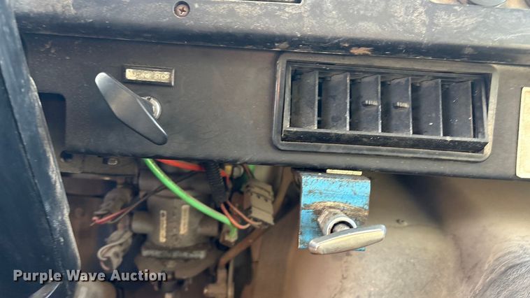 image for item EG8323 1994 International 4700 tank truck