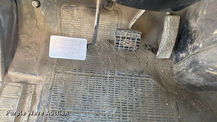 image for item EG8323 1994 International 4700 tank truck