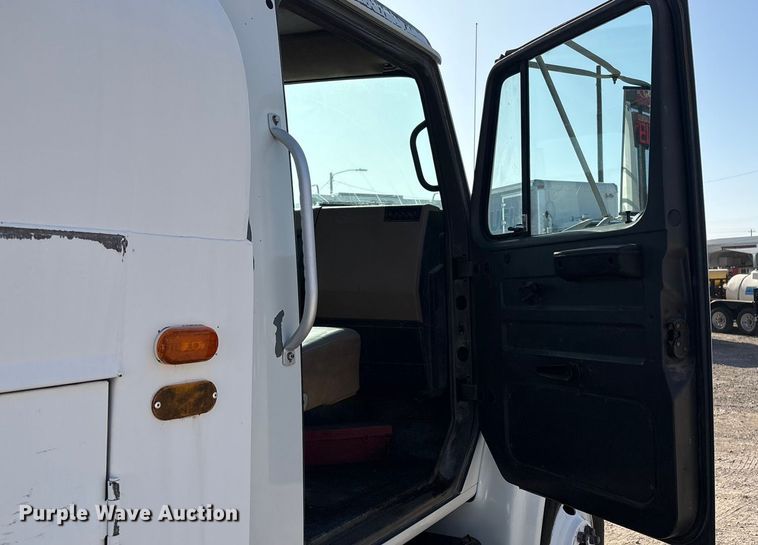 image for item EG8323 1994 International 4700 tank truck