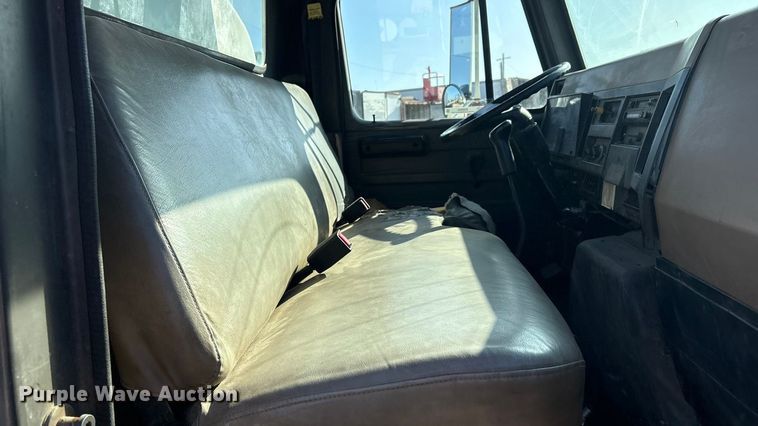 image for item EG8323 1994 International 4700 tank truck