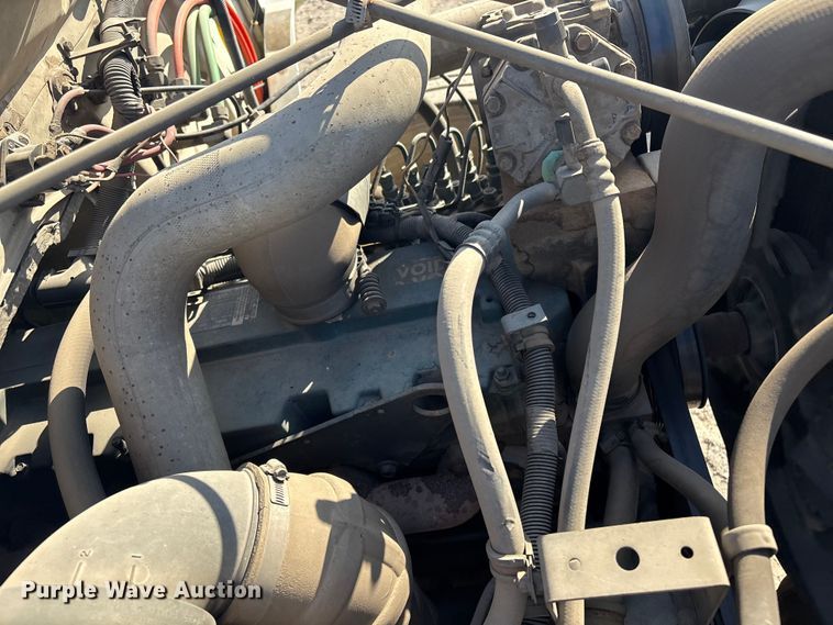 image for item EG8323 1994 International 4700 tank truck