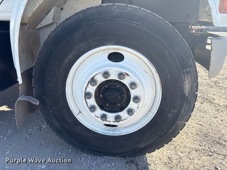 image for item EG8323 1994 International 4700 tank truck