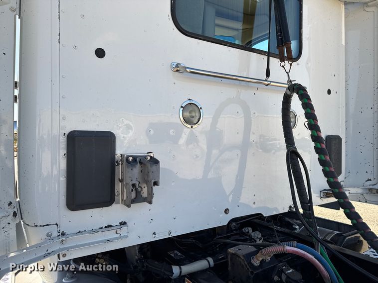 image for item EM2475 2016 Kenworth T680 semi truck