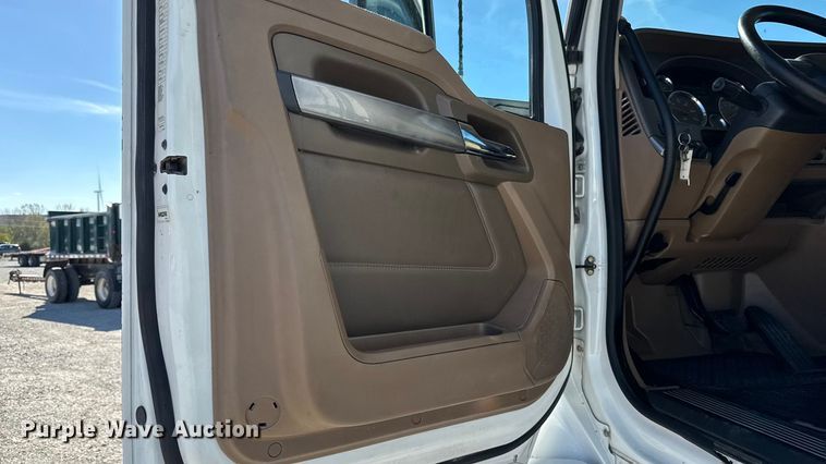 image for item EM2475 2016 Kenworth T680 semi truck