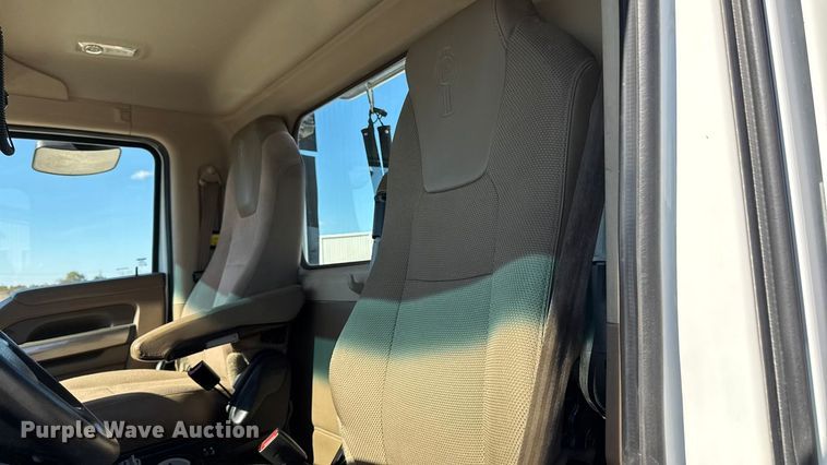 image for item EM2475 2016 Kenworth T680 semi truck