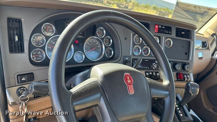 image for item EM2475 2016 Kenworth T680 semi truck