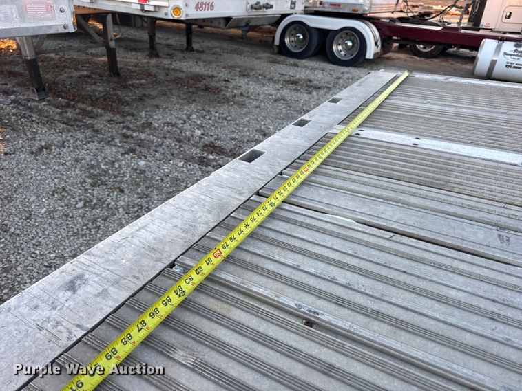 image for item EN0815 2006 Reitnouer MaxMiser flatbed trailer