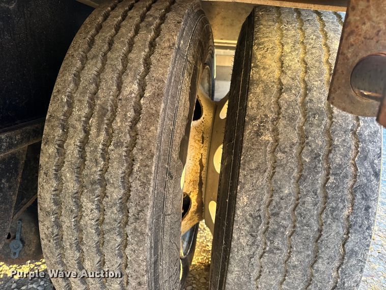 image for item EN0817 2019 Transcraft 554C drop deck trailer