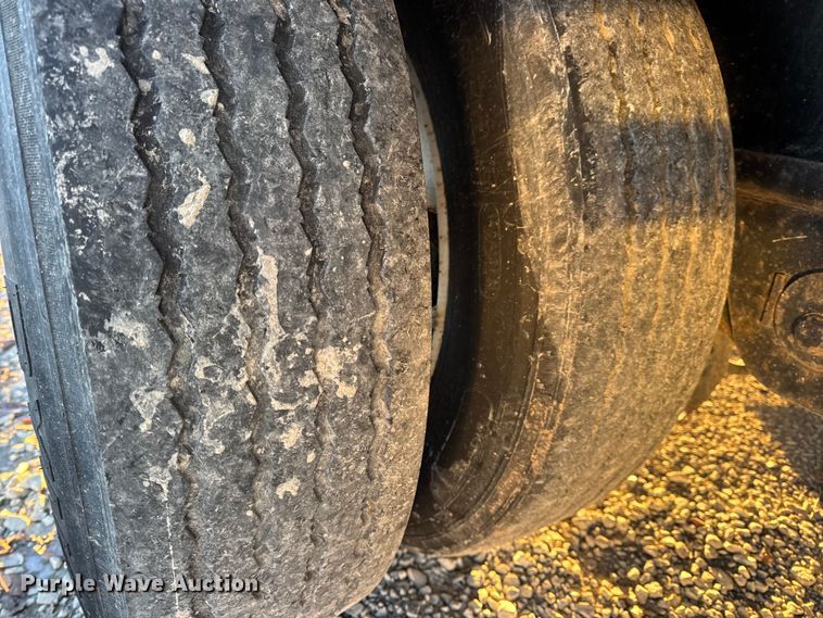 image for item EN0817 2019 Transcraft 554C drop deck trailer